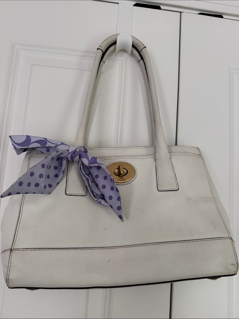 White Leather Shoulder Tote with Gold Turn-Lock - Picture 2 of 11
